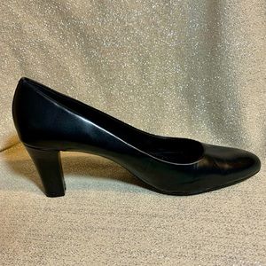 Naturalizer Classic Black Leather Pump 9.5 Wide